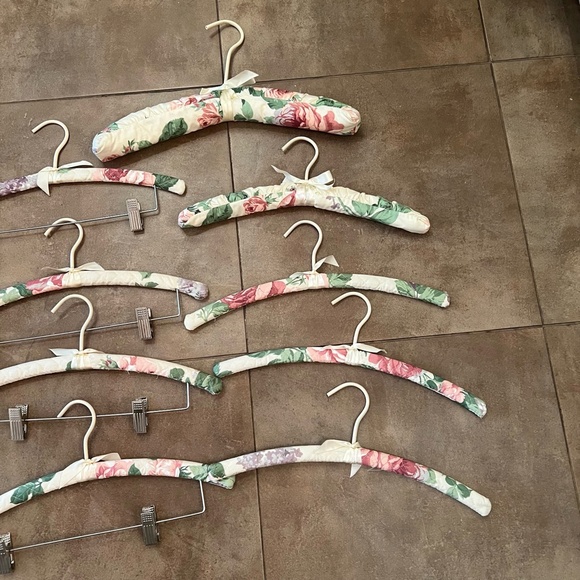 Set of 15 Gently Used Padded Hangers in Vintage Cabbage Rose Cotton Fabric - Picture 5 of 12